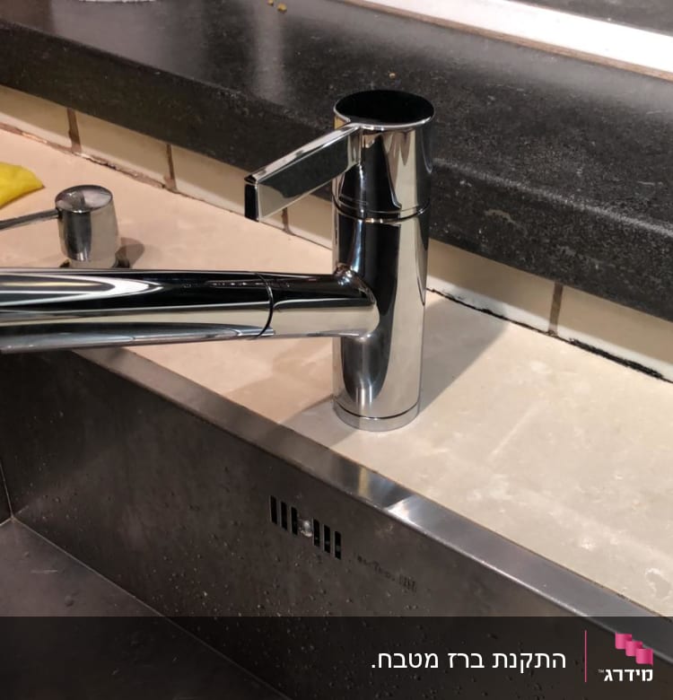 ברז נירוסטה מותקן על כיור מטבח